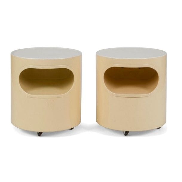 Emma GISMONDI SCHWEINBERGER & ARTEMIDE Éditeur - Milan 
Giano - Giano - Vano 
Paire de bouts de canapé, de forme cylindrique, en ABS blanc à une niche et montés sur quatre roulettes. ABS jauni, et quelques frottements. Dessus relaqué blanc. H. : 44 cm - D. : 39 cm 