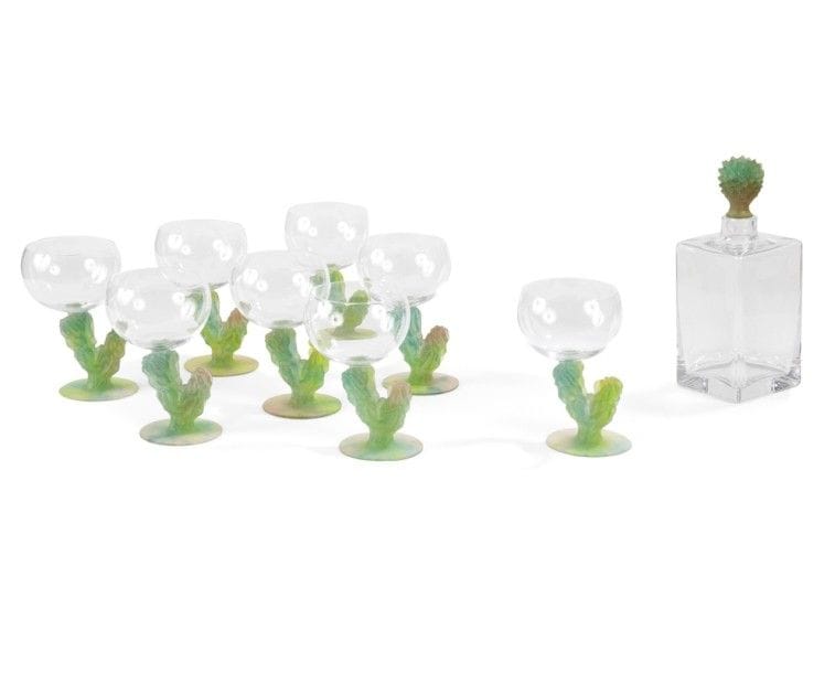 Hilton Mc CONNICO (né en 1943) pour DAUM France 
Cactus 
Partie de service de verres comprenant 7 verres à eau, 8 verres à vin, 7 verres à Margarita et une carafe. Épreuve en cristal blanc, bouchon et pieds en pâte de cristal vert nuancé. Petit éclat au bouchon de la carafe. La carafe signée DAUM France vers la base, chaque verre signé Hilton Mc Connico DAUM France sous la base. 
H. : 16 cm - 15 cm - 17,5 cm & 24 cm 