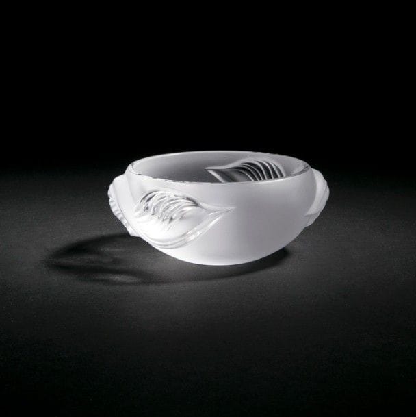 Maison LALIQUE d’après un modèle de Marie-Claude LALIQUE (1935-2003)
Coupe circulaire creuse. Épreuve en cristal pressé-moulé et, en partie, satiné. Non signée. 
H. : 6,5 cm - D. : 14 cm 