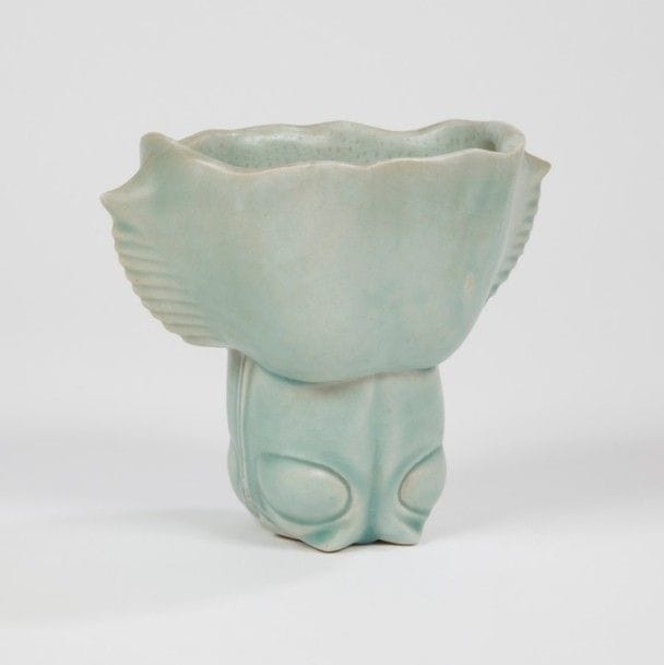 Jean-François FOUILHOUX (né en 1947)
Vase d’inspiration zoomorphe. Épreuve en céramique émaillée vert céladon. Signé FOUILHOUX et daté 1986 incisé sous la base. 
H. : 17 cm 