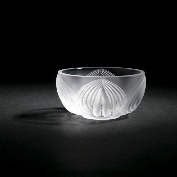 Maison LALIQUE d’après un modèle de Marie-Claude LALIQUE (1935-2003)
Coupe circulaire creuse. Épreuve en cristal pressé-moulé et, en partie, satiné. Signée LALIQUE®France à la pointe sous la base. H. : 8 cm - D. : 15 cm