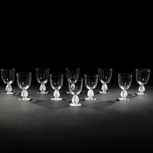 Maison LALIQUE d’après un modèle de Marie-Claude LALIQUE (1935-2003)
Bellini, modèle créé en 1991
Partie de service de verres comprenant 10 pièces dont 4 verres à Bordeaux et 6 verres à Bourgogne. Épreuves en cristal soufflé-moulé et, en partie, satiné. Dans leurs coffrets d’origine. Chacun signé LALIQUE®France à la pointe sous la base. 
H. : 13,5 cm - 14,5 cm 