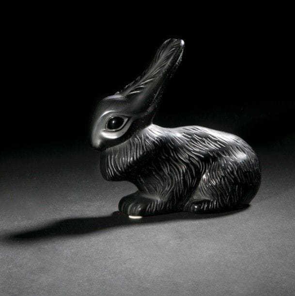Maison LALIQUE d’après un modèle de Marie-Claude LALIQUE (1935-2003)
Lapin César, grand modèle, créé en 1993
Sujet décoratif. Épreuve en cristal noir pressé-moulé et, en partie, satiné. Dans son coffret d’origine. Signé LALIQUE®France à la pointe sous la base. 
H. : 13 cm