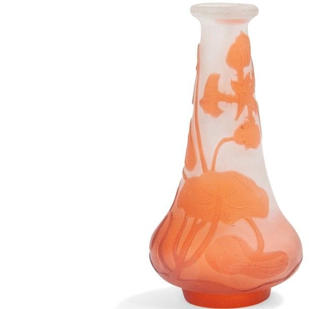 Établissements GALLÉ (1904-1936)
Plantes aquatiques
Vase miniature à col soliflore. Épreuve en verre multicouche au décor, dégagé à l’acide, traité orange sur fond gris pâle. Signé GALLÉ, en réserve gravé en camée à l’acide. H. : 8,5 cm 