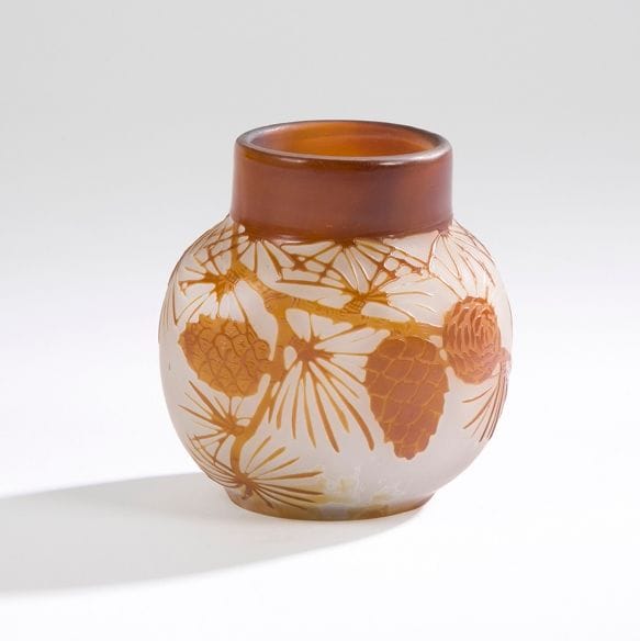 Établissements GALLÉ (1904-1936) 
Pommes de pin
Vase bursaire légèrement méplat. Épreuve en verre multicouche au décor, dégagé à l’acide, traité tabac sur fond gris-blanc. Signé GALLÉ, en réserve gravé en camée à l’acide. H. : 9 cm