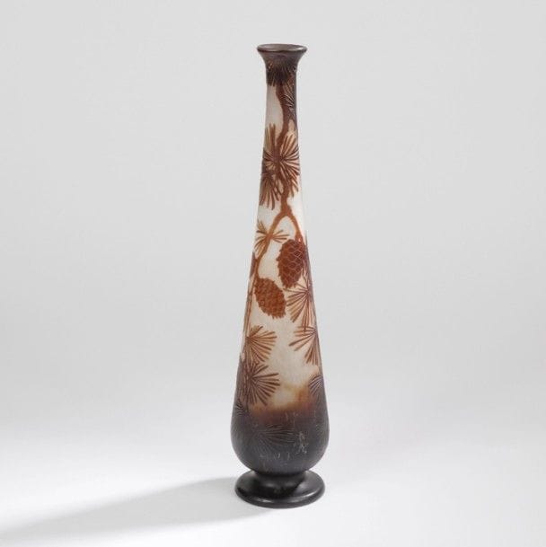 Établissements GALLÉ (1904-1936) 
Pommes de pin
Vase fuselé reposant sur piédouche et au col légèrement évasé. Épreuve en verre multicouche au décor, dégagé à l’acide, traité tabac sur fond gris-blanc. Signé GALLÉ à l’étoile, en réserve gravé en camée à l’acide. H. : 41 cm