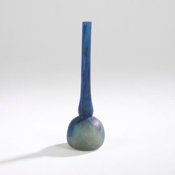 DAUM Nancy
Deux vases soliflores. Épreuves en verre marmoréen, l’un bleu et vert, l’autre rose et noir. Chacun signé à l’écusson DAUM Nancy à la Croix de Lorraine. H. : 17,5 & 15,5 cm