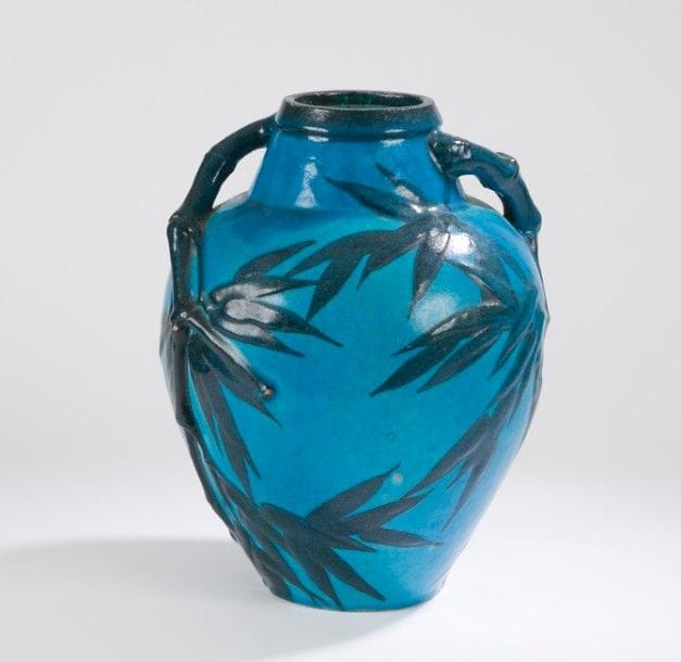 Raoul LACHENAL (1885-1956) & Georges JAÉGLÉ (XXe)
Bambou
Important vase naturaliste. Épreuve en céramique émaillée, le décor en relief et haut-relief. Quelques usures d’émail éparses. Signé du cachet LACHENAL et du monogramme G. J. (entrelacés) sous la base. H. : 32 cm