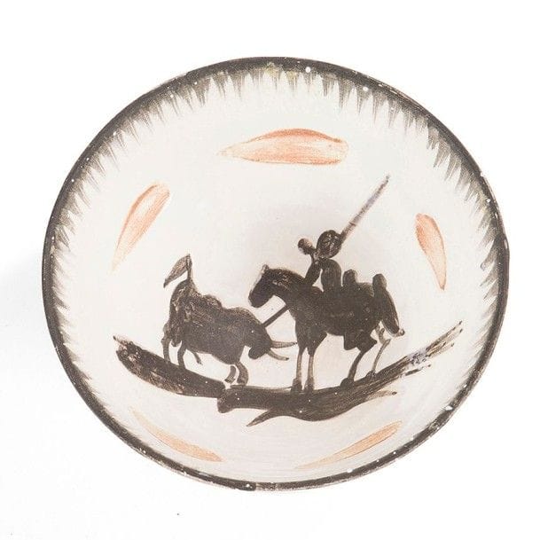 Pablo PICASSO (1881-1973) & MADOURA
Picador, modèle créé en 1955
Coupelle ronde tournée.
Réplique authentique, éditée à cinq cents exemplaires réalisés chez Madoura.
Épreuve en terre de faïence blanche, décor à la paraffine, émail blanc, noir, rouge.
Marquée Édition MADOURA PICASSO sous la base.
Diamètre : 12,4 cm
Bibliographie :
Picasso, catalogue de l'œuvre céramique édité 1947-1971 - Alain Ramié, éditions Madoura, 1988. Modèle identique reproduit page 150 sous le numéro 289 du catalogue.