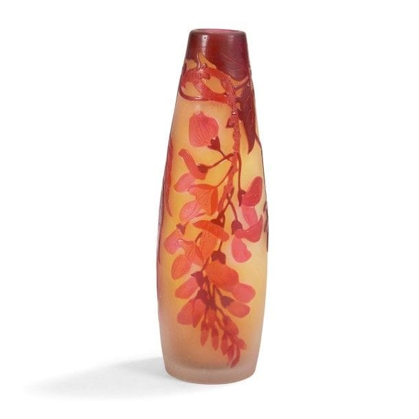 Établissements GALLÉ (1904-1936)
Glycines 
Vase fuselé.
Épreuve en verre multicouche au décor tournant dégagé à l'acide, traité rouge et rose sur fond jaune intense.
Signé GALLÉ, en réserve gravé en camée à l'acide.
Hauteur : 17,5 cm
