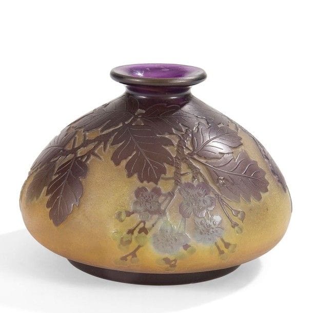 Établissements GALLÉ (1904-1936)
Alisiers fleuris
Vase toupie sur talon à col étranglé et légèrement évasé.
Épreuve en verre multicouche au décor tournant dégagé à l'acide, traité violet et bleu sur fond jaune intense.
Signé GALLÉ, en réserve gravé en camée à l'acide.
Hauteur : 9,5 cm
Diamètre : 13 cm