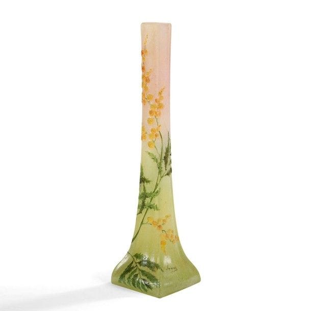 LEGRAS
Mimosa 
Haut vase pied d'éléphant.
Épreuve en verre multicouche au décor dégagé à l'acide et émaillé polychrome. 
Signé LEGRAS, en relief et émaillé vers la base.
Hauteur : 35 cm