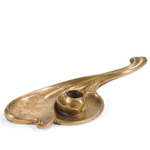 Édouard COLONNA (1862-1948) pour L'ART NOUVEAU BING
Bougeoir à main.
Épreuve en bronze patiné.
Circa 1900.
Altérations à la patine.
Longueur : 23 cm
Œuvre en rapport :
Un bougeoir identique est conservé au Kantonales Gewerbemuseum, Bern - Suisse. Cette pièce est marquée L'Art Nouveau, rue de Provence.
Un autre fait partie des collections du Bröhan-Museum, Berlin - Allemagne.
Bibliographie :
Modern art of metalwork - Collection du Bröhan-Museum - Dedo von Kerssenbrock-Krosigk, Claudia Kanowski, Dieter Högermann éditions Bröhan-Museum, Berlin, 2001.