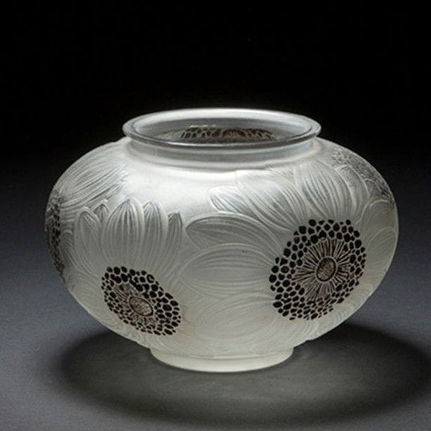 René LALIQUE (1860-1945) 
Dahlias, modèle créé en 1923, supprimé du catalogue en 1937 et non repris après 1947
Vase balustre sur talon et à col ourlé (réf. Marcilhac 938).
Épreuve en verre blanc soufflé moulé patiné et, en partie, émaillé.
Un infime éclat en bordure du col.
Signé R. LALIQUE sous la base.
Hauteur : 12,2 cm