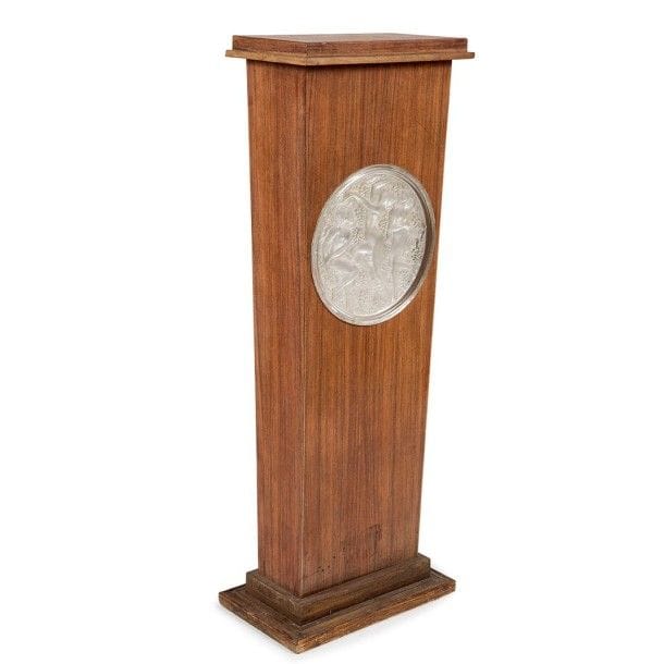Maison LALIQUE & TRAVAIL 1930 / 40
Colonne piédestal en placage de palissandre.
Base en gradins et dessus débordant.
Médaillon central, rapporté, en verre moulé-pressé sur fond au tain argenté figurant un décor de bacchanales.
État d'usage, sauts de placage épars.
Le médaillon marqué LALIQUE France au dos.
Hauteur : 112,5 cm