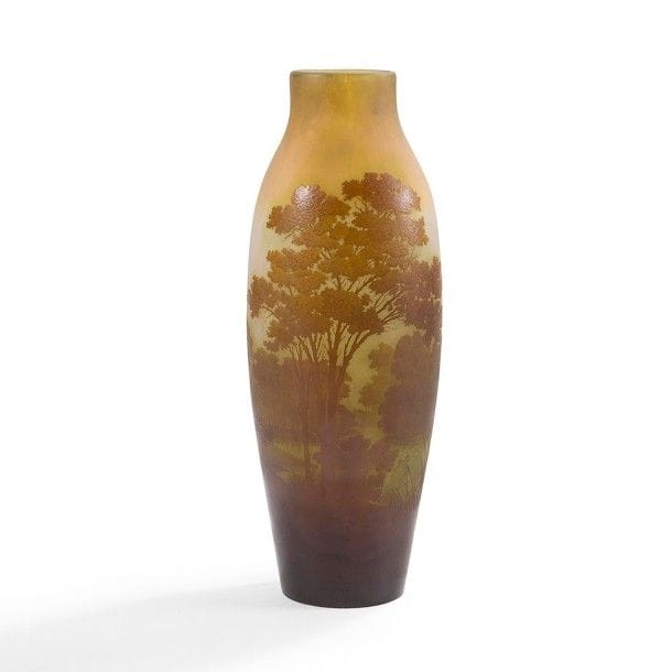 Établissements GALLÉ (1904-1936)
Paysage lacustre en automne
Très haut vase ovoïde à large col annulaire.
Épreuve en verre multicouche au décor tournant dégagé à l'acide, traité olive et ambre sur fond vert nuancé.
Signé GALLÉ, en réserve gravé en camée à l'acide.
Hauteur : 52 cm