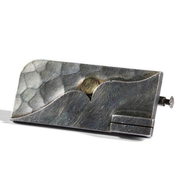 Jean DESPRÉS (1889-1980)
Broche moderniste en argent et or rose.
La platine rectangulaire, à un angle arrondi et à fond martelé, reçoit un décor en applications de barrettes et d'un disque.
Signée J. DESPRÉS à la pointe et porte les poinçons de Maître Orfèvre et de garantie au revers
Poids : 20,85 g
Provenance :
Ancienne Collection avallonaise de M. & Mme X., œuvre acquise par ceux-ci directement auprès de l'artiste.
