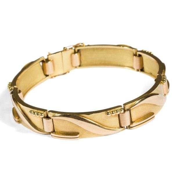 Jean DESPRÉS (1889-1980)
Rare bracelet moderniste à six plaques rectangulaires et concaves en or jaune et or rose 
Décor en applications de motifs de forme libre, de barrettes et de rangs perlés sur fond à large martelage.
Signé J. DESPRÉS à la pointe au revers d'une des plaques et porte les poinçons de Maître Orfèvre et de garantie sur le fermoir.
Poids : 49,76 g
Provenance :
Ancienne Collection M. & Mme X. (Avallon - France), œuvre acquise par ceux-ci directement auprès de l'artiste.