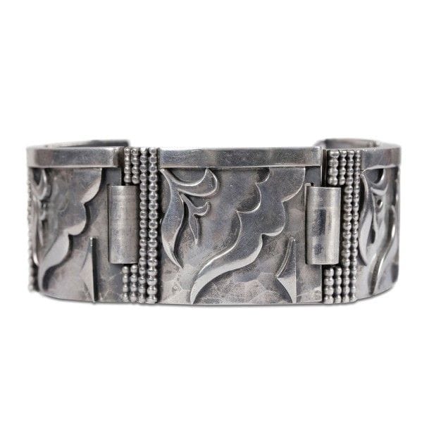 Jean DESPRÉS (1889-1980)
Rare bracelet moderniste à quatre plaques articulées convexes en argent.
Décor en applications de motifs de forme libre, de barrettes et de quadruple rang perlé sur fond à large martelage.
Signé J. DESPRÉS à la pointe au revers d'une des plaques et porte les poinçons de Maître Orfèvre et de garantie, à deux reprises, sur les plaques et le fermoir.
Poids total : 138,47 g
Provenance :
Ancienne Collection M. & Mme M. (Avallon - France), œuvre acquise par ceux-ci directement auprès de l'artiste.