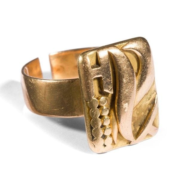 Jean DESPRÉS (1889-1980)
Bague moderniste en or.
La plateforme rectangulaire présente des motifs de forme libre et un rang perlé en application.
Anneau sectionné.
Signée J. DESPRÉS à la pointe à l'intérieur de l'anneau et porte les poinçons de Maître Orfèvre et de garantie sur l'extérieur de l'anneau.
Poids : 15,86 g
Provenance :
Ancienne collection avallonnaise.