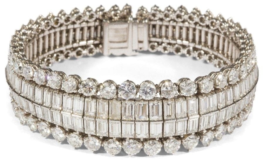 Bracelet souple en platine et or gris 18K (750‰), serti de deux lignes de 75 diamants baguettes de taille croissante entre deux lignes de 45 diamants de taille brillant. 
Travail français. 
Long. : 18,2 cm environ. 
Poids brut : 77 g
