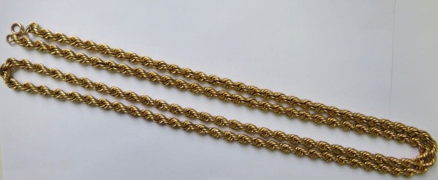 Longue chaîne en or 18K (750‰) jaune torsadé. 
Travail français. 
Long. : 136 cm environ. 
Poids : 57 g