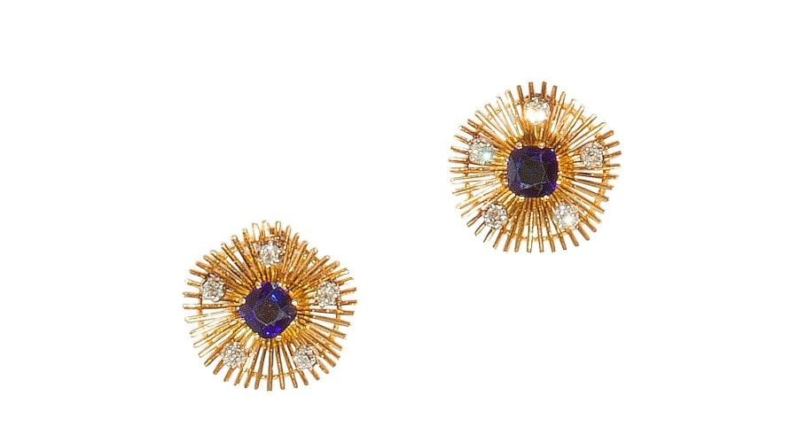 Paire de clips d’oreilles en fils d’or jaune 18K (750‰), chacun centré d’un saphir synthétique, agrémenté de diamants taillés en rose. 
Travail français des années 1960. 
Poids brut : 17,1 g