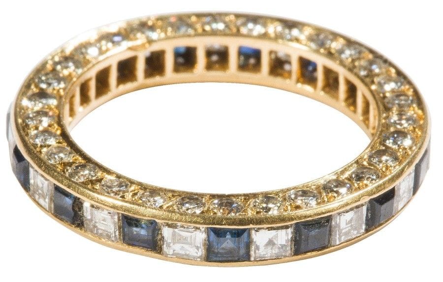 CHAUMET. Alliance en or jaune 18K (750‰) sertie de diamants de taille princesse et de saphirs calibrés alternés, les côtés sertis de diamants. Signée et numérotée.
Tour de doigt : 52. 
Poids brut : 3,8 g