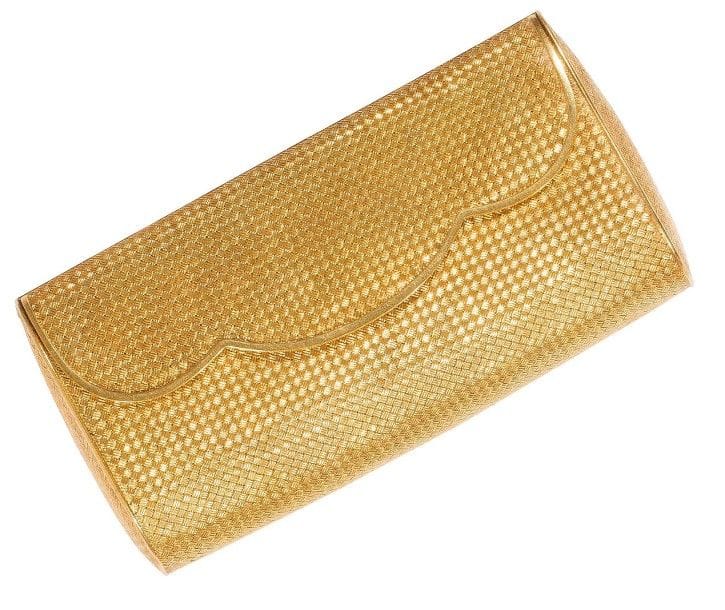 Sac du soir en or 18K (750‰) jaune tressé à l’imitation de la vannerie, il recèle un miroir biseauté. 
Long. : 16,5 cm environ. 
Poids brut : 294,7 g (accident au miroir, enfoncements)