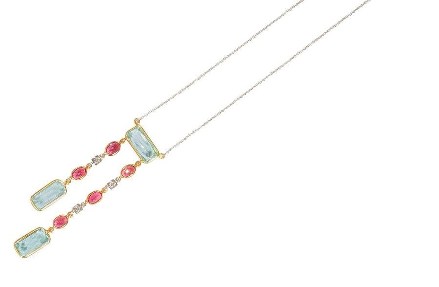 Négligé en or jaune et gris 18K (750‰), orné d’aigues-marines et de tourmalines, les pendeloques agrémentées de diamants. 
Poids brut : 7,6 g
