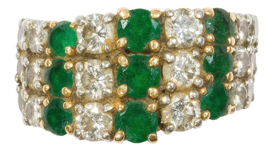 BOUCHERON. Bague 4 anneaux en platine et or 18K (750‰), en lignes sinueuses serties d’émeraudes et de diamants alternés. Signée. 
Tour de doigt : 49. 
Poids brut : 10,6 g