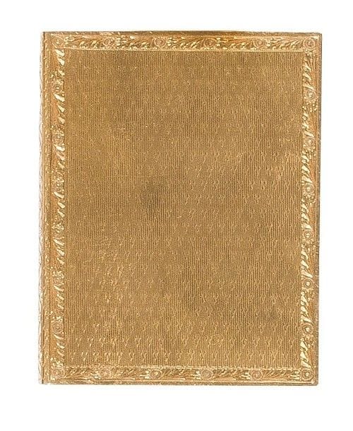 Poudrier en or jaune 18K (750‰) à décor guilloché, il recèle un miroir biseauté. 
Dimensions : 7,4 x 6 x 1 cm (au plus épais). 
Poids brut : 114,9 g