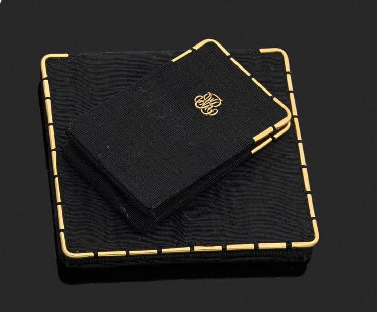 Deux étuis en taffetas de soie noire montés en or 18K (750‰), l’un pour un miroir de poche, l’autre (chiffré) pour une boîte. 
Travail français. 
Poids brut : 41,1 g