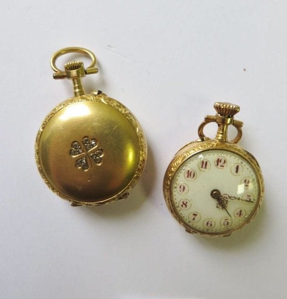 Lot de 2 montres de col en or jaune 18K (750‰), les fonds ornés d’un trèfle à 4 feuilles sertis de roses. 
Travail français du XIXe siècle. 
Poids brut : 28 g