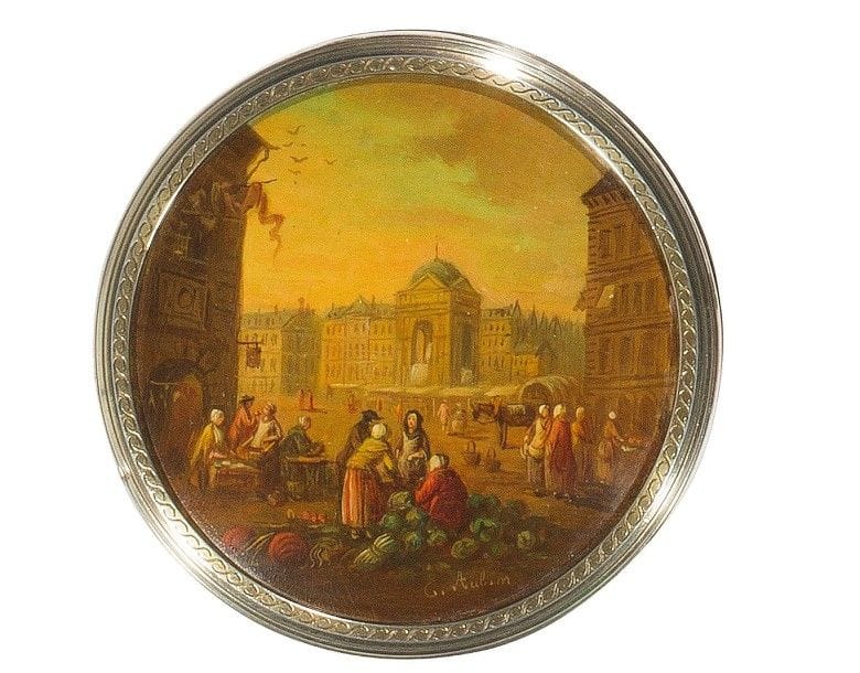 Boîte ronde en argent guilloché, intérieur en vermeil. Le couvercle est serti d’une miniature en vernis martin représentant un marché près de la fontaine des innocents à Paris. Elle est signée en bas à droite : G. Aubin.
FRANCE, XIXe siècle - poinçon d’importation pour Londres.
Poids brut : 138,10 g
Diam. : 9,4 cm