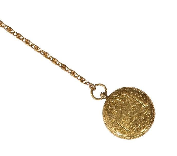 Petite montre gousset en or 18K (750‰) avec sa chaine. Boîtier ouvragé. Le fond à décor gravé d’un paysage lacustre. Double boîtier en or signé Duhamel à Orléans n°125. Mécanisme à cylindre remontage à clé. Cadran argenté, chiffres romains, petites aiguilles fantaisie.
Poids brut : 35,80 g
