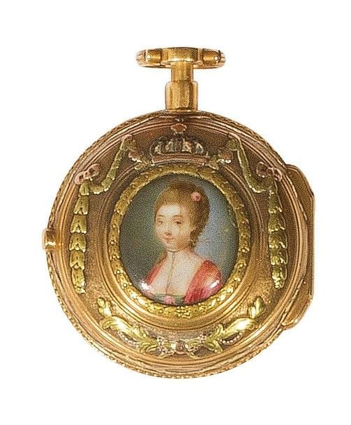 Montre à coq XVIIIe en or 18K (750‰), cadran émaillé. Minutes chiffres arabes et heures chiffres romains. Aiguilles Louis XV, boîtier émaillé et gravé d’un portrait de jeune femme rehaussé d’une couronne. Mécanisme coq, sonnerie à la demande heure et quart sur timbre. Mécanisme suisse signé Du Falgas à Genève. Pourtour de la montre ajouré avec boîtier 3 ors. 
Poids brut : 74 g
Accident à l’émail, manque le verre et mécanisme à réviser.