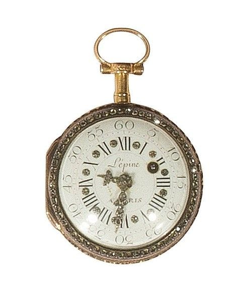 Petite montre à coq en or 18K (750‰) signée LéPINE à PARIS n°6268. Axe brisé. Très jolie boîte en or avec une couronne en argent sertie de petits diamants. Cadran émaillé blanc, chiffres romains pour les heures intercalés de petits diamants, et chiffres arabes pour les minutes. Aiguilles Louis XV serties de diamants.
Poids brut : 26,55 g
