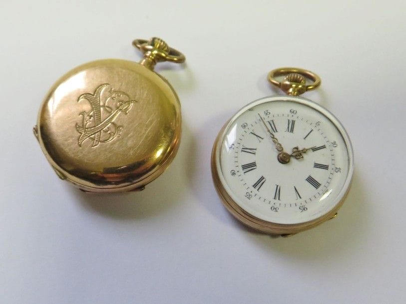 2 Petites montres de col en or 18K (750‰). L’une à fond gravé d’un chiffre et l’autre à décor de fleurs et gravée d’un blason. Cadrans émaillés. Échappements à cylindre.
à réviser.