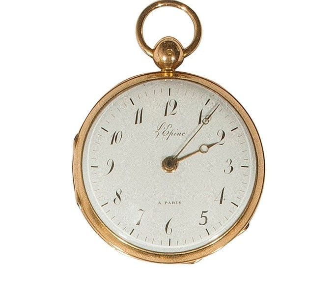 Montre de poche à coq en or 18K (750‰). Signée L’EPINE à PARIS. Cadran émaillé, aiguilles Breguet.
Poids brut : 92,70 g
Bon état.