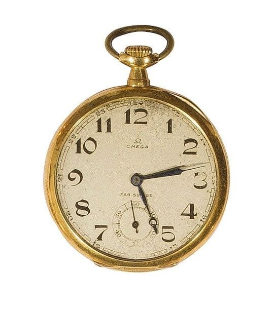 OMEGA. Montre gousset en or 18K (750‰). Cadran argenté, chiffres arabes, trotteuse à 6 H. Aiguilles non assorties, bélière en métal doré, mécanisme Omega. Balancier bimétallique coupé. Spiral Breguet.
Poids brut : 73,60 g
