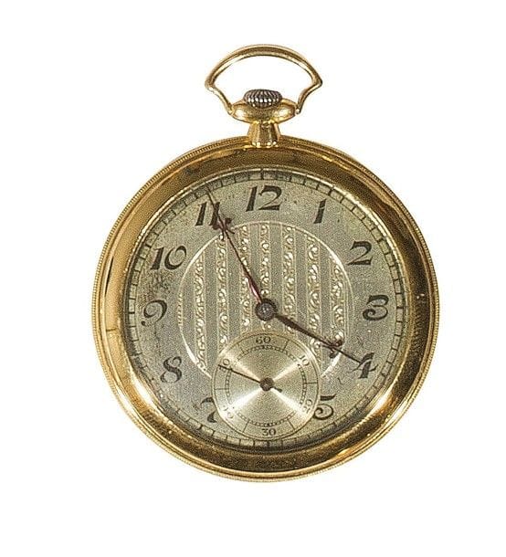 Montre gousset en or 18K (750‰), très plate. Cadran argenté, chiffres arabes, trotteuse à 6 H. Aiguilles fantaisies, mécanisme échappement à ancre. Balancier compensé bimétallique, spiral Breguet. Le fond à décor de bandeaux.
Poids brut : 53,40 g
