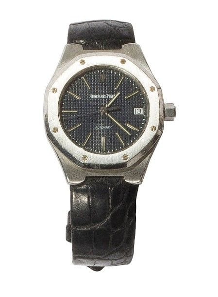 AUDEMARS-PIGUET. Montre bracelet d’homme en acier n° 197 D28 198 avec vis en or. Cadran anthracite nid d’abeille. Mécanisme automatique date à 3 H, remontoir visé et verre saphir. Bracelet en cuir à boucle déployante.
Dans son écrin, bon état.