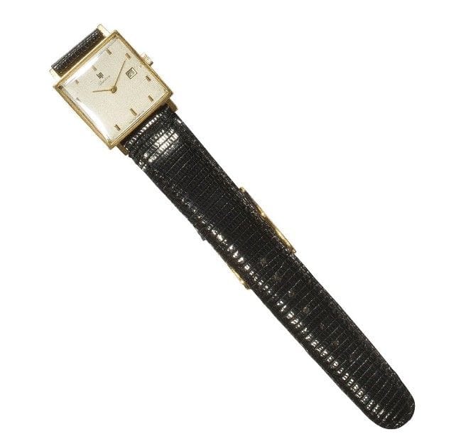 LIP. Montre bracelet d’homme carrée en or 18K (750‰). Bracelet en lézard, cadran argenté avec appliques date à 3 H, aiguilles bâton.
Poids brut : 24,70 g