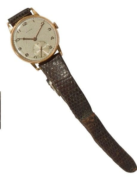 CYMA. Montre bracelet d’homme en or rose 18K (750‰). Cadran peint chiffres arabes, grande trotteuse à 6 H. Très bon mécanisme signé Cyma. Échappement à ancre, spiral Breguet. Diam. : 36 mm
Poids brut : 37 g