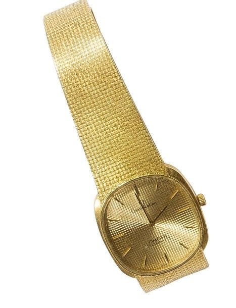 OMEGA. Montre bracelet d’homme en or 18K (750‰). Modèle Constellation. Mécanisme automatique, cadran pointe diamant appliqué d’or. Aiguilles bâton noires, bracelet assorti au cadran.
Poids brut : 78,10 g