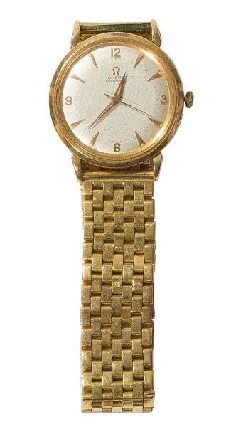 Montre bracelet d’homme en or 18K (750‰) avec son bracelet de marque OMEGA automatique à buté calibre 351. Cadran avec appliques or.
Remontoir et révision à prévoir.
Poids brut : 96,15 g
