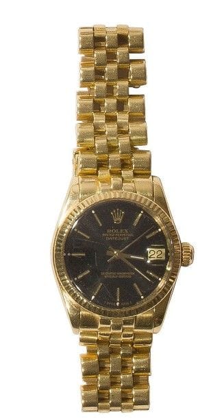 ROLEX. Montre bracelet de dame en or 18K (750‰). Modèle Oyster Perpetual, cadran noir avec applique date à 3 H. 
Bon état mais verre rayé. 
Poids brut : 80,30 g
Maille et cadran supplémentaire ainsi que certificat.
