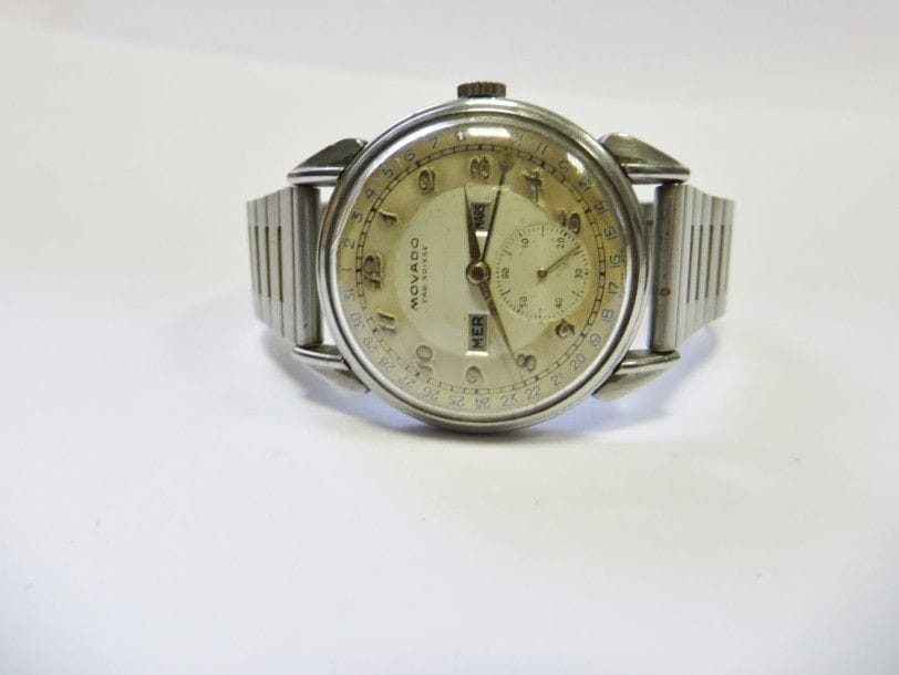 MOVADO. Montre bracelet d’homme en acier. Jour, date, mois. Trotteuse à 6 H. Intérieur du boîtier numéroté 14820A491077. 
à réviser.