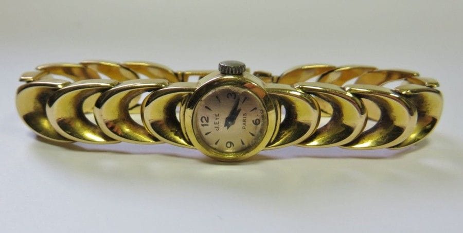 J. ETE. Montre de dame tour de bras en or 18K (750‰). Le cadran champagne, le bracelet à maillons ovales articulés
Poids brut : 38,50 g
Accident au verre